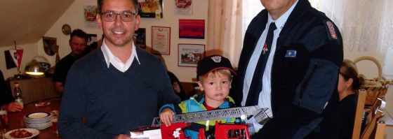 Sören Voigt übergibt Geschenk